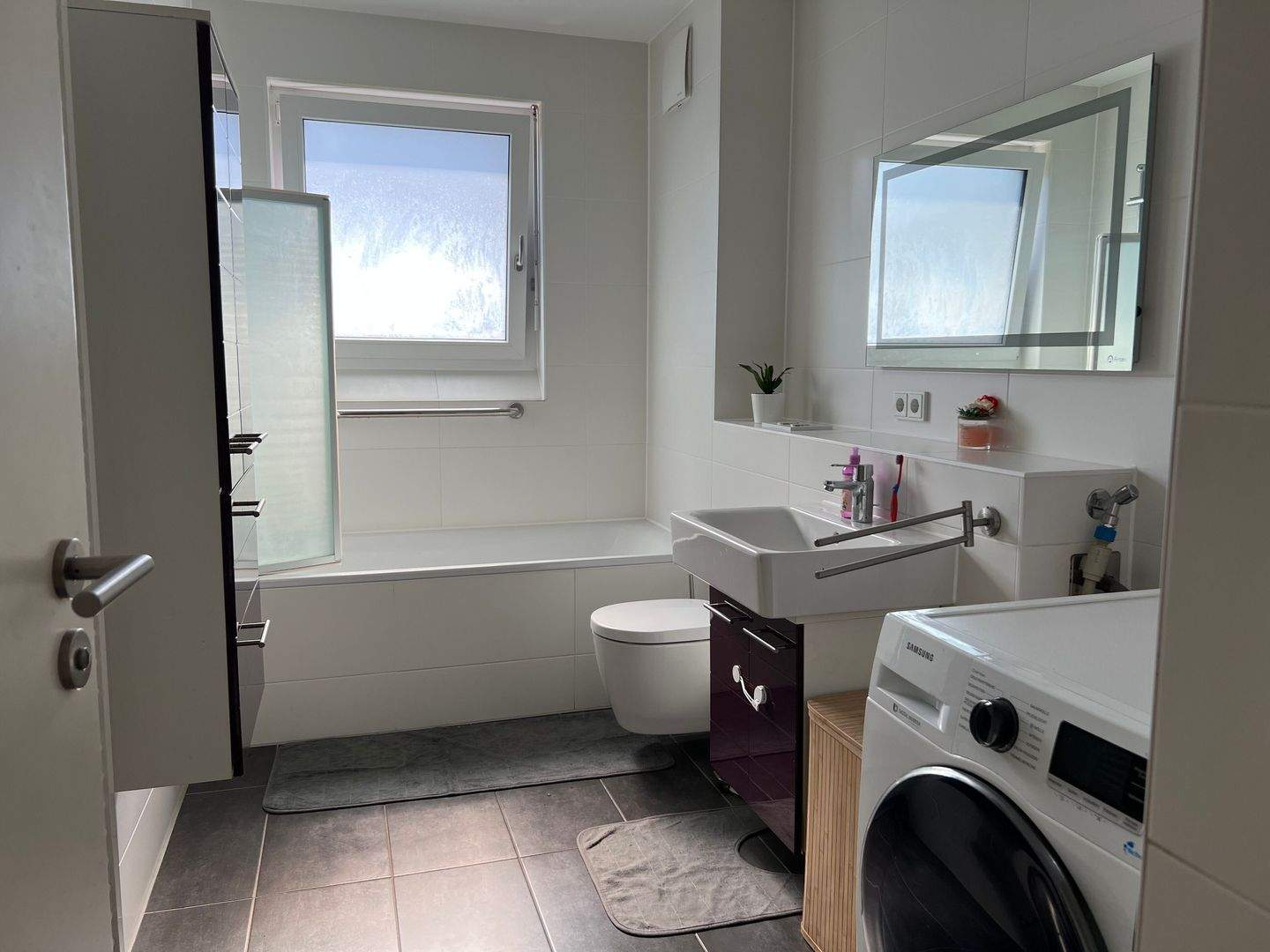 Modern 3-Bedroom New-Build Apartment with Loggia in Munich-Bogenhausen