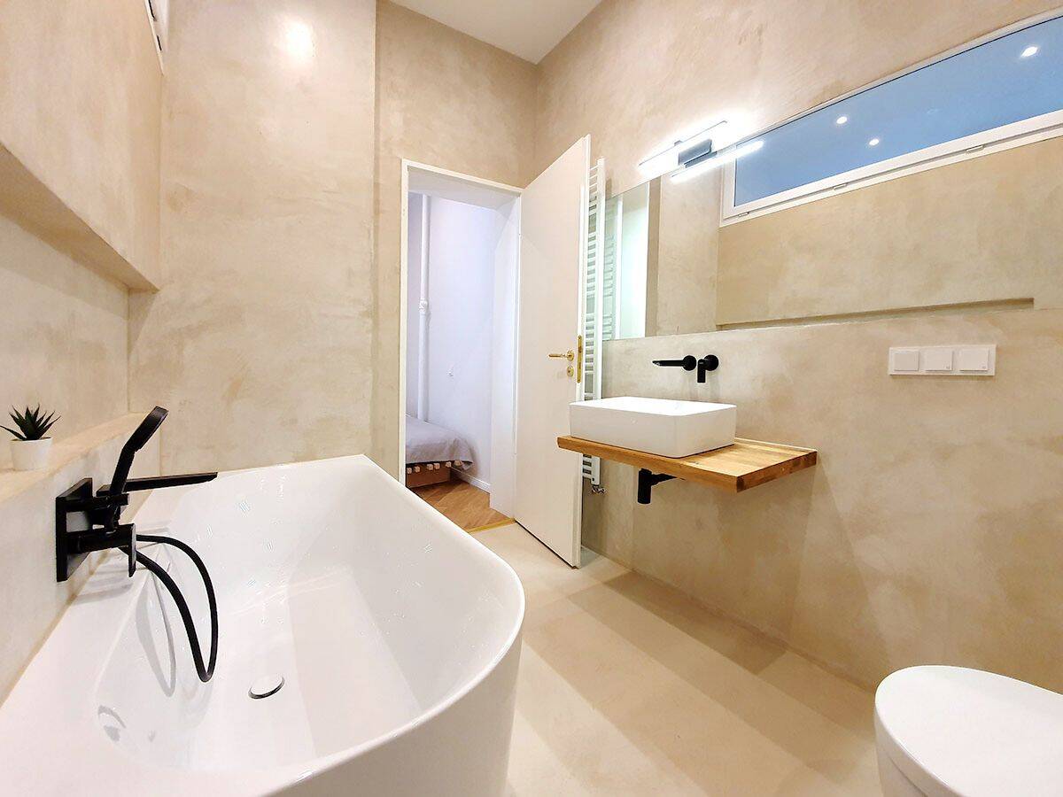 Elegant 4-Room Apartment with Private Courtyard Access in Berlin-Charlottenburg